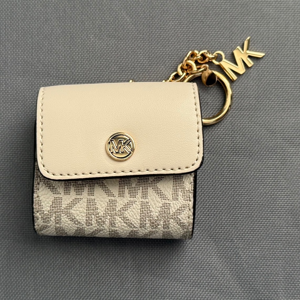 Michael Kors Jet Set Logo AirPods Case | Cream | EUC